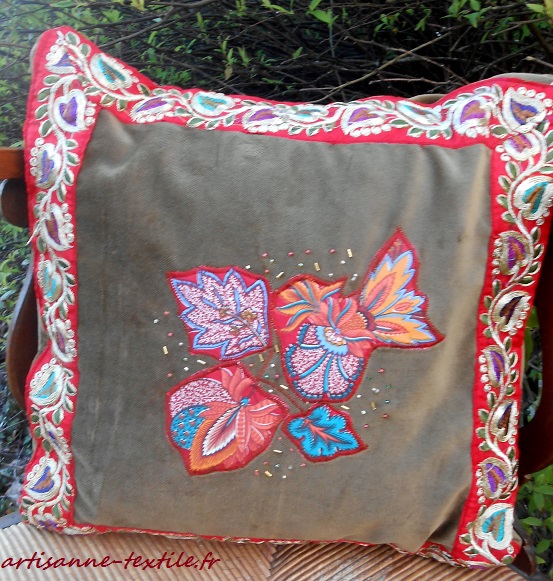 galons indiens, appliqués indiens sur un coussin de velour