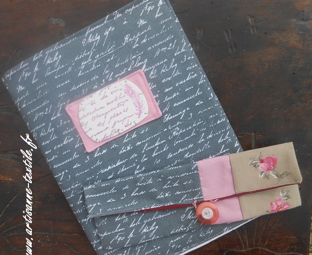 Protège-cahier romantique et petite trousse assortie