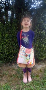 A 7ans, elle a cousu un sac en patchwork