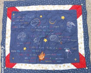 broderies sur un quilt bleu-blanc et rouge