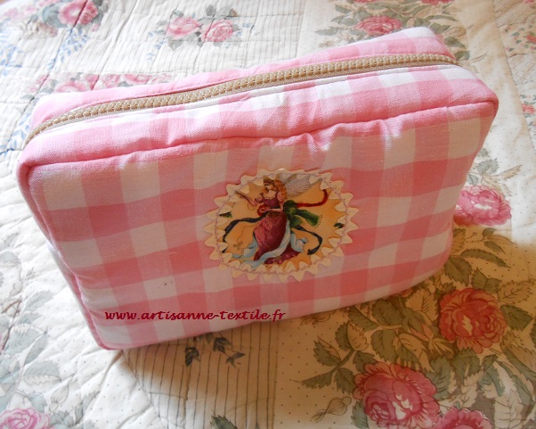 trousse de toilette rose et blanche à carreaux