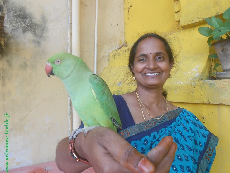 Une indienne et son perroquet