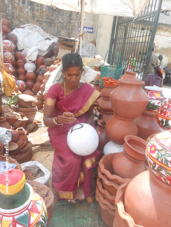 Potière en Inde