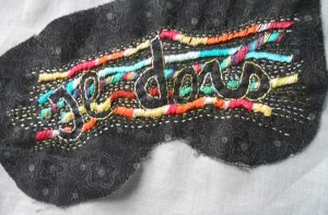 Broderie sur masque de nuit