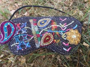 broderie sur masque de nuit Bollywood