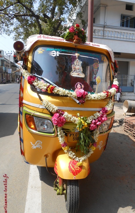 Tuk-tuk indien décoré pour Pongal