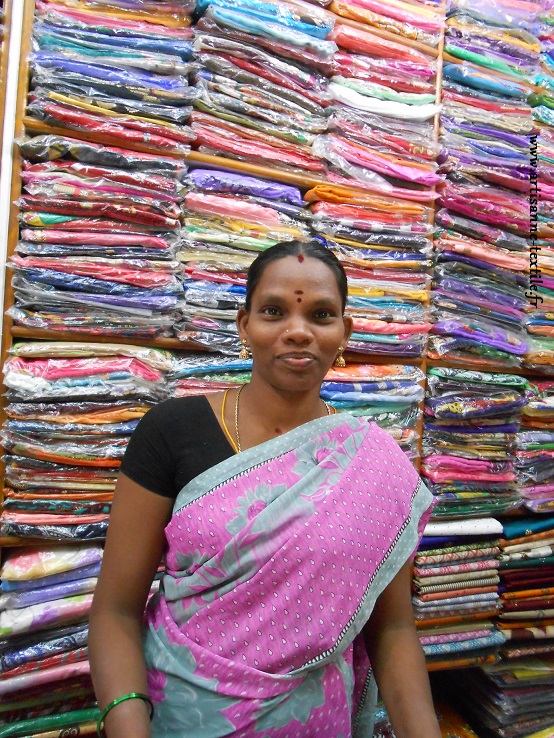 Magasin de vêtements indiens, dans un village