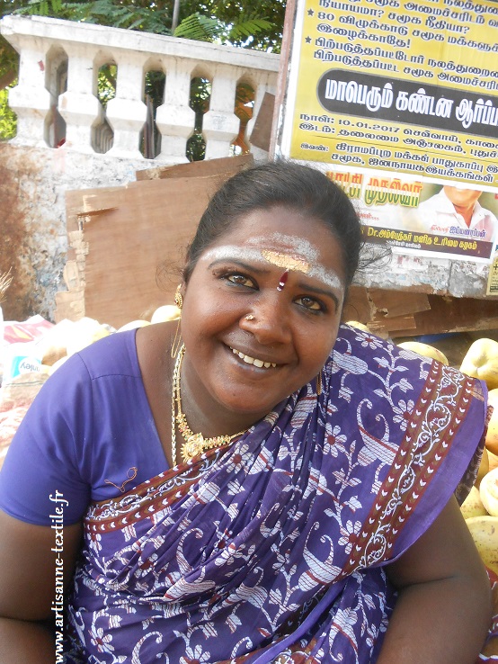 Marchande de guirlande de fleurs, Pongal, janvier 2017, Pondichéri