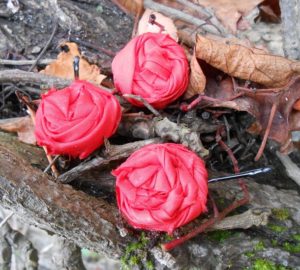 3 roses rouges en tissu