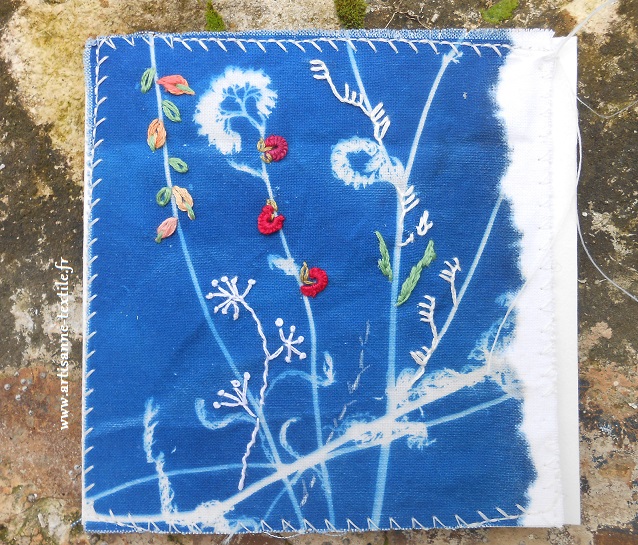 Carte textile 1 cyano sur tissu rebrodé