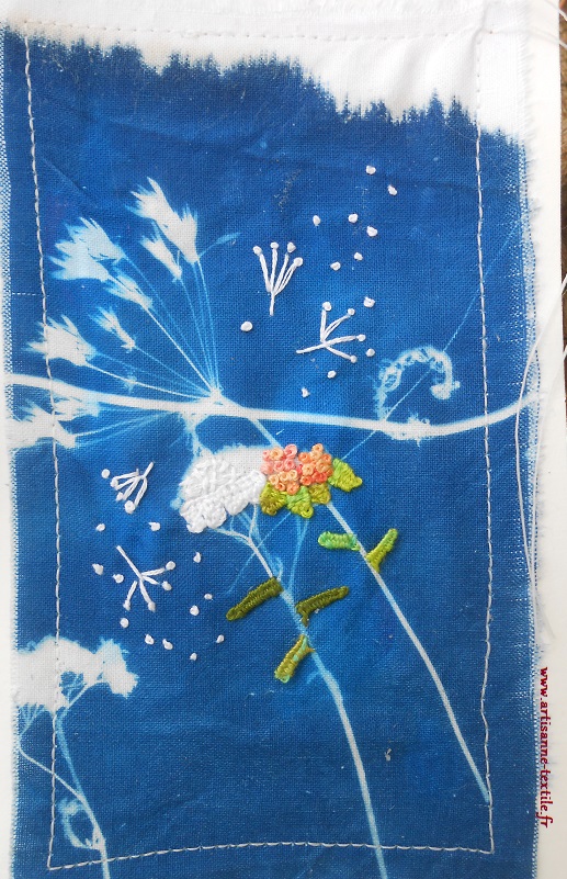 Carte textile avec cyanotype sur tissu et broderie