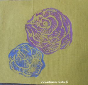 rose en linogravure sur tissu