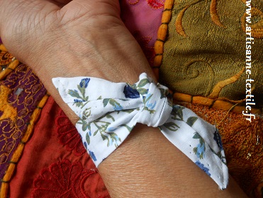 cadeaux couture 5 bis: le bracelet- montre en tissu noué