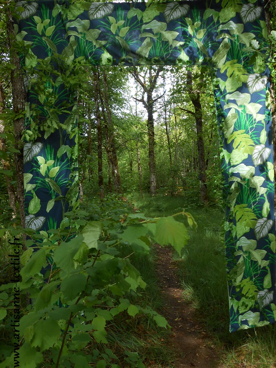 Installation textile sur le Causse de Sorges en Périgord