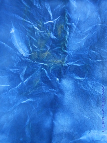 expériences -cyanotype: froissage double du tissu