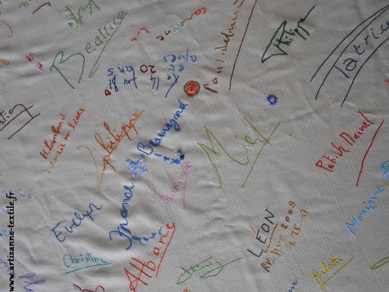 nappe brodée aux signatures