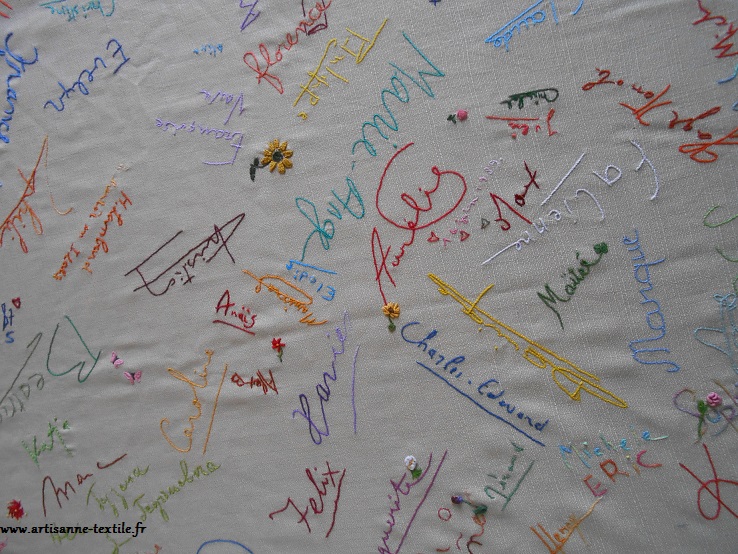 Nappe brodée aux signatures