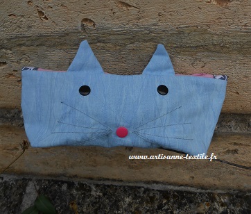 La trousse chat dans le jardin