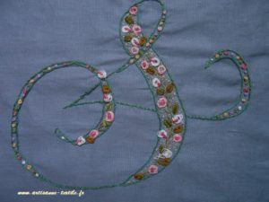 Monogramme S brodé sur coton, artisanne textile