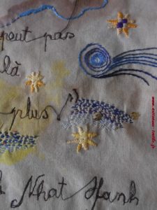 Détails de la broderie sur tissu pour livre rouleau