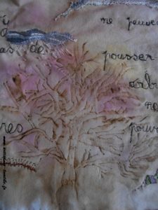 Piqué libre et pyrogravure sur tissu