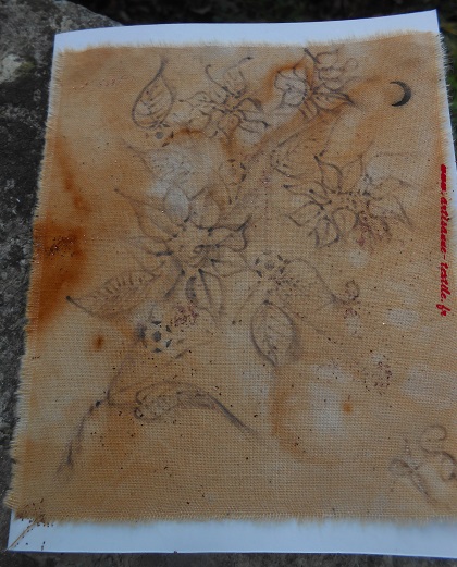 Pyrogravure sur tissu teint à la rouille (carte textile)